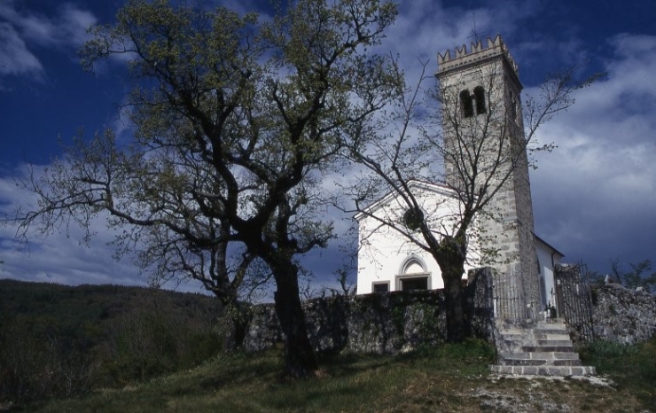 Cerkev Marija na jezeru, Golo Brdo